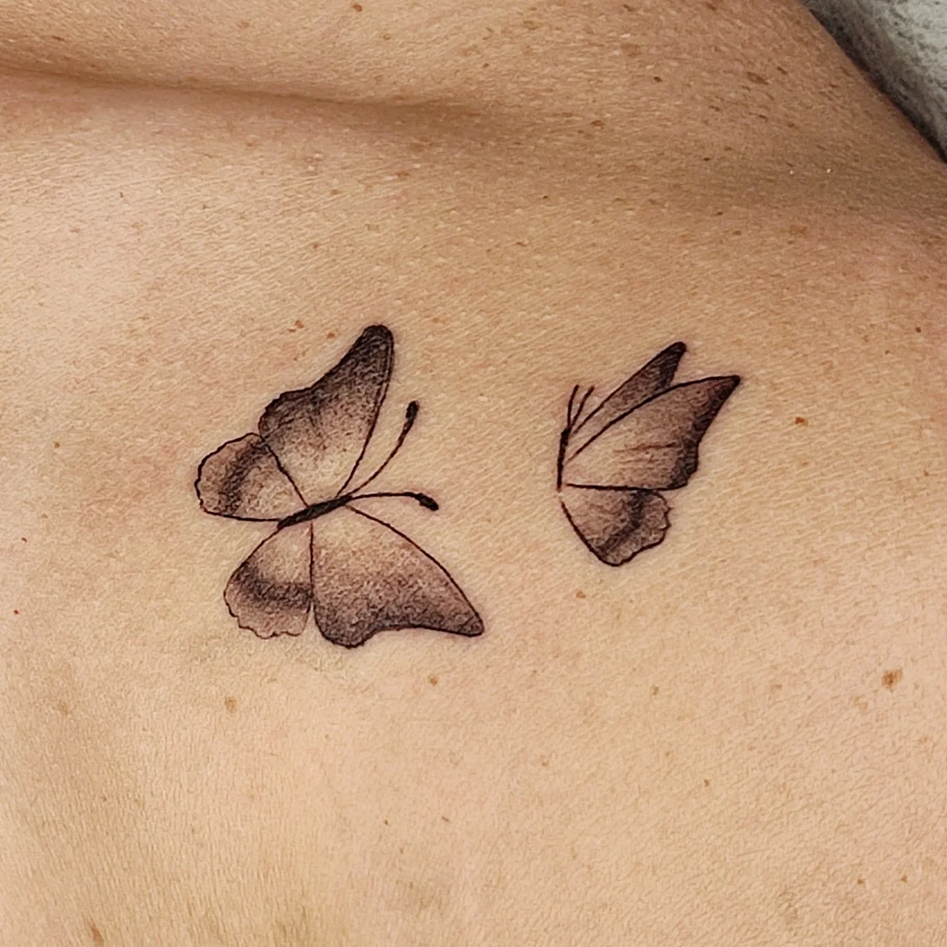 Tatuagem minimalista — pós imediato. Portfólio de Andréa Angel.